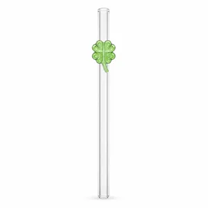 Transparenter Trinkhalm aus Glas mit grünem vierblättrigem Kleeblatt für Säfte und Milchgetränke.