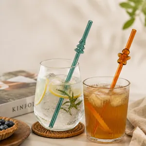 Hitzebeständiger Glas Trinkhalm, wiederverwendbar süßes Weihnachtsform Design für Getränke.