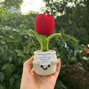 Handgefertigte gehäkelte rote Tulpe zur emotionalen Unterstützung mit kleiner Karte