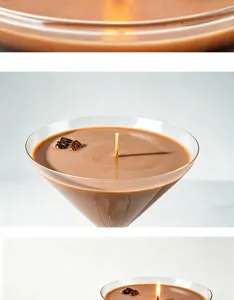 Gedetailleerd overzicht van luxe koffie geurkaars van sojawas in martini glas, sfeervolle inrichting.