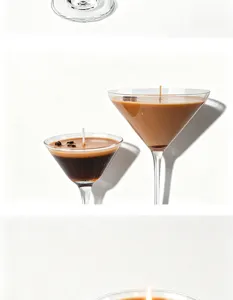 Gedetailleerd overzicht van koffie geurkaars in martini glas met sojawas en bonen voor sfeer.