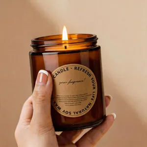 Bougie parfumée en cire de soja dans un pot en verre ambré pour une ambiance relaxante.