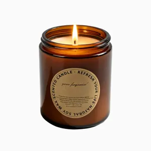Bougie parfumee en cire de soja dans un pot en verre ambre avec flamme chaleureuse pour interieur