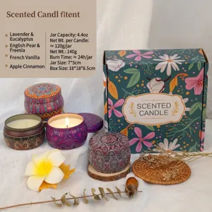 Coffret cadeau de bougies parfumées avec 4 boîtes florales décoratives.