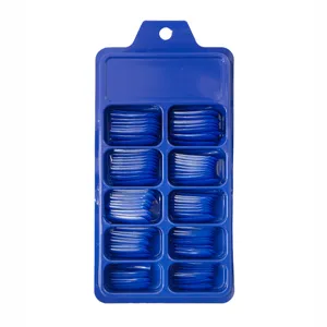 Vista detallada de uñas postizas largas de bailarina azul liso en una caja de 10 compartimentos.