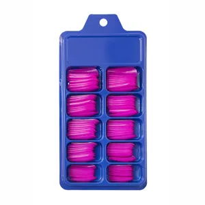 Detalle de uñas postizas largas de bailarina magenta en una caja de almacenamiento azul