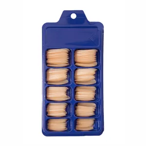 Vista detallada de uñas postizas color carne tipo ballerina en caja azul de 10 celdas.