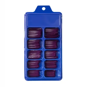 Vista detallada de uñas postizas largas de ballet violetas en una caja de plástico azul