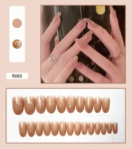 Eleganti unghie finte nude a mandorla con accenti di foglie d'oro, set da 24 pezzi