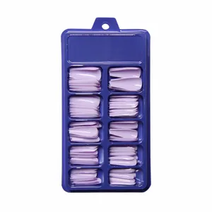 Juego de uñas postizas largas tipo ataúd color lavanda en caja de almacenamiento