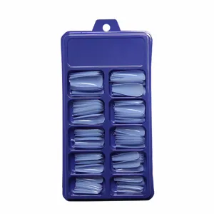 Set de uñas postizas tipo bailarina color azul claro en una caja de almacenamiento de plástico