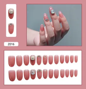 Détail macro de faux ongles dégradés rouge vin avec des embellissements en strass de luxe