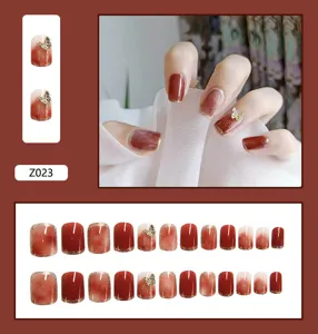 Faux ongles dégradé rouge vin 24pcs avec charmes papillon dorés en strass Z023