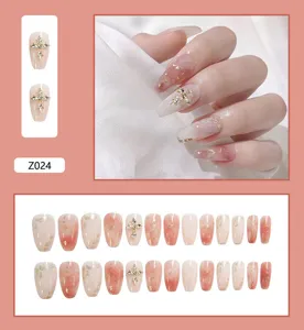 Vue détaillée d'ongles adhésifs marbrés roses avec feuilles d'or et charme croix.