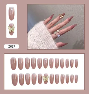 Vue détaillée de faux ongles mauves élégants avec papillon 3D et accents de strass