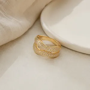 Gros plan détaillé d'une bague double couche plaquée or 18 carats avec zircons