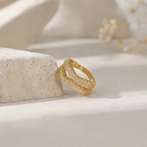 Vue macro d'une bague luxueuse à double couche plaquée or 18 carats avec pierres de zircon