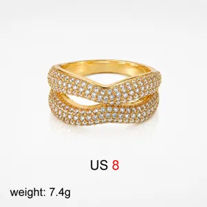 Vue détaillée d'une bague double couche plaquée or 18 carats avec zircons brillants.