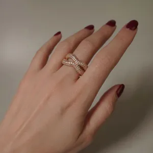 Vue détaillée d'une bague double couche en plaqué or rose sertie de zircons sur main
