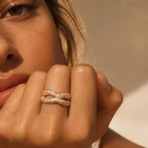 Détail d'une bague double couche élégante plaquée or 18 carats avec pavé de zircons