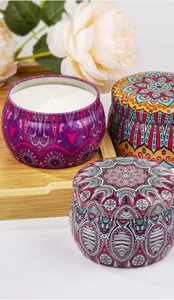 Détails de boîtes en métal aux motifs bohèmes remplies de bougies parfumées en soja