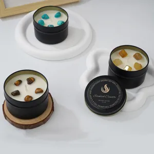 Candela profumata in cera di soy con pietre di cristallo naturali in scatole di metallo nero.