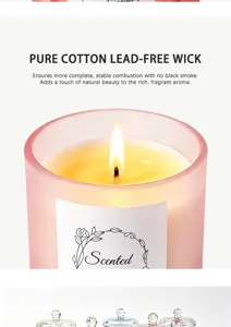 Vela aromática de vidrio esmerilado rosa con mecha de algodón puro y sin plomo.