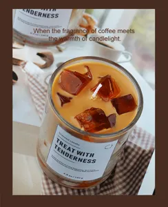 Close-up detail van creatieve koffie ijsklontje geurkaars in glazen pot met gezellige warme sfeer.