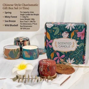 Détail de quatre bougies parfumées au soja décoratives avec boîte cadeau fleurie