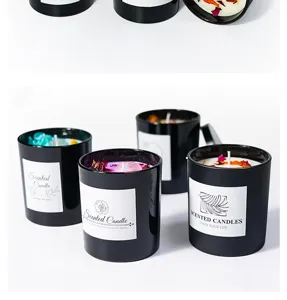 Candele profumate in vaso di vetro nero con cera di soia e decorazioni floreali per la casa.