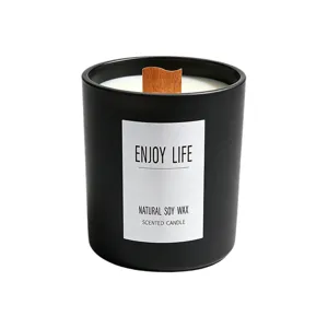 Vela aromática en vaso negro mate con cera de soja natural y mecha de madera para decoración del hogar.