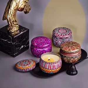Coffret cadeau de bougies parfumées en soja dans des boîtes mandala au décor élégant