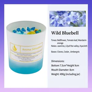 Handgemachte Wild Bluebell Duftkerze aus Sojawachs in einem stilvollen blau-weißen Glasgefäß