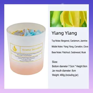 Handgefertigte Ylang-Ylang Sojawachs-Duftkerze in einem mattierten Glasgefäß mit Verlauf