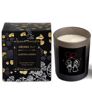 Coffret cadeau bougie parfumée avec design de couple romantique, pot en verre noir et boîte.