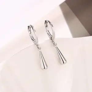 Minimalistische silberne Tropfen-Ohrringe mit hochglanzpolierter Oberfläche für Damen