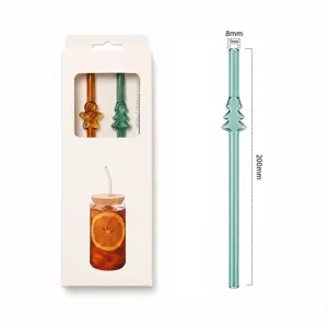 Detailansicht des praktischen Sets aus Glasstrohhalmen in Weihnachtsbaum- und Lebkuchenform.
