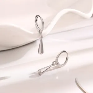 Elegante minimalistische silberne Wassertropfen-Ohrringe mit glatten Tropfenanhängern