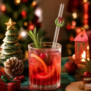Détail de paille en verre de Noël avec décor de couronne festive, verre résistant.