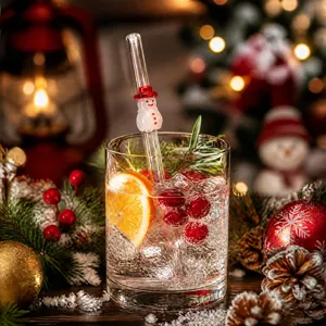 Vue détaillée de la paille en verre de Noël avec un joli bonhomme de neige pour les fêtes.