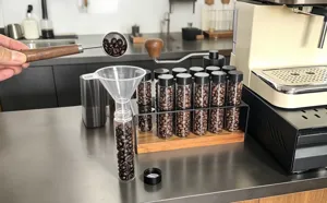 Set de tubes de stockage de grains de café en noyer avec 12 tubes en verre et entonnoir.