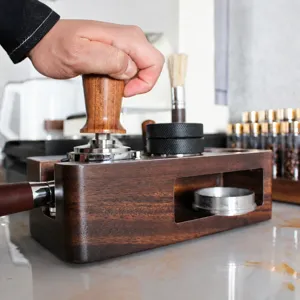 Massivholz Kaffeedrücker Station 8-in-1 multifunktionale Walnuss Ablage Detailansicht.