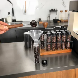 Ensemble de tubes de stockage de grains de café en noyer avec support en bois et entonnoir.