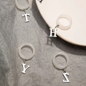 Minimalistischer weißer Harzring mit Anfangsbuchstaben-Anhänger für Damen Schmuck