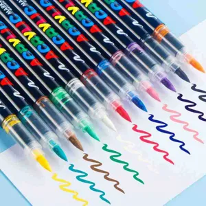 Primo piano sulle punte a pennarello di marker acrilici colorati per tratti lisci e vivaci.