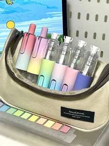 Primo piano dettagliato di simpatiche penne correttrici a nastro sfumato in custodia beige.
