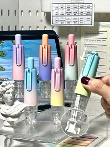 Dettaglio ravvicinato della penna a nastro correttore sfumata con vivaci colori pastello.