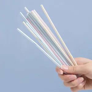 Wegwerf kleurrijke plastic rietjes, flexibele buigbare gestreepte drinkrietjes voor drankjes.