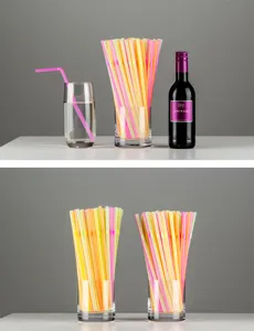 Kleurige plastic rietjes in glazen bekers, gedetailleerde foto voor feestdranken gebruik.