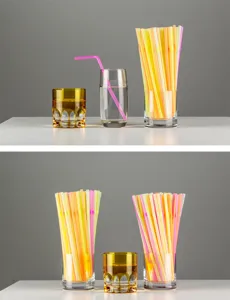 Kleurrijke plastic rietjes met glazen set voor dagelijkse drankjes en leuke feestjes